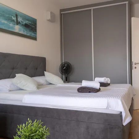 Apartment Seget 33 *